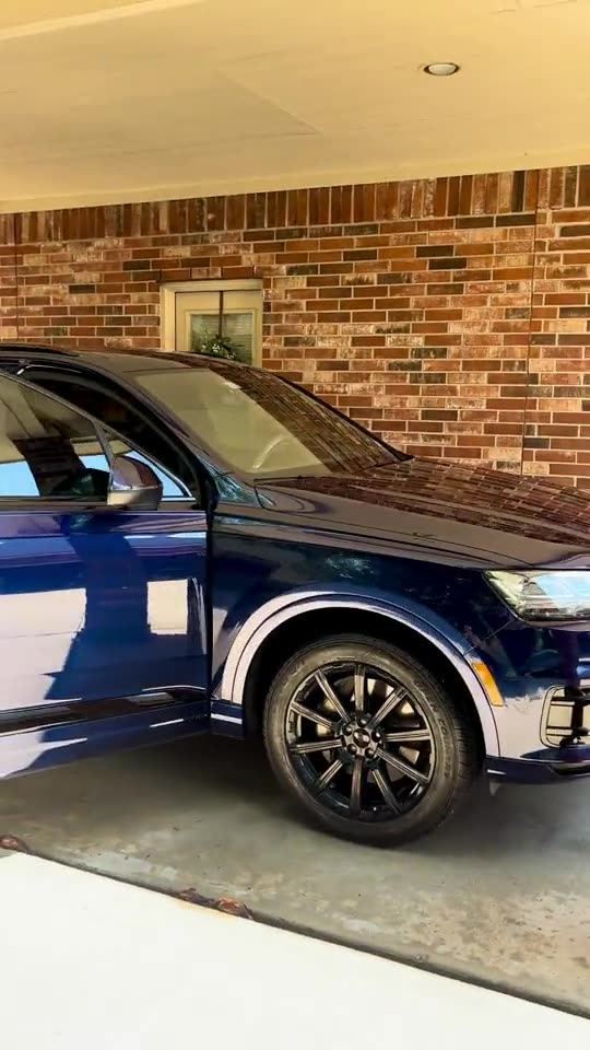 Walkaround video of a detailed blue Audi Q7, outside and inside